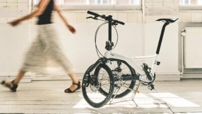 A “Lefty” Fork on a Foldable Bike Made of Carbon & Basalt Rock? Meet Siggi