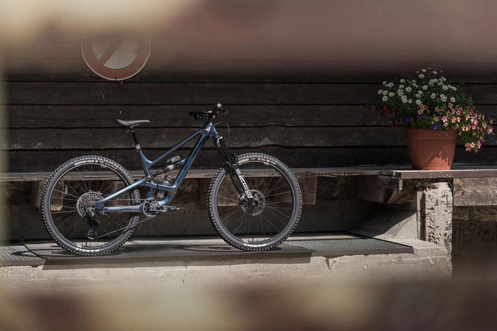 yt capra 29 endur bike uncaged 12 rockshox flight attendant axs build